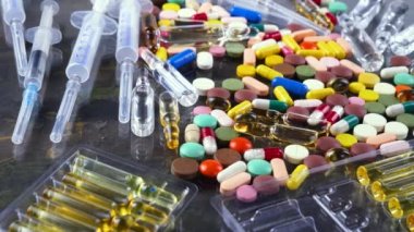 Tıbbi şırınga ve çok renkli tablet masanın üzerinde döndürmek