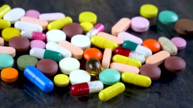 Tıbbi şırınga ve çok renkli tablet masanın üzerinde döndürmek