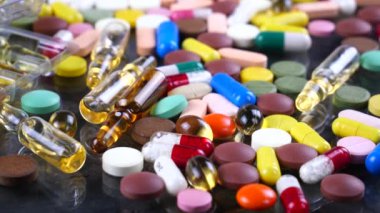 Tıbbi şırınga ve çok renkli tablet masanın üzerinde döndürmek