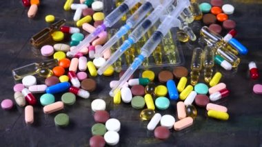 Tıbbi şırınga ve çok renkli tablet masanın üzerinde döndürmek