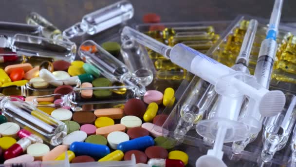 Seringues Médicales Comprimés Multicolores Tournent Sur Table — Video