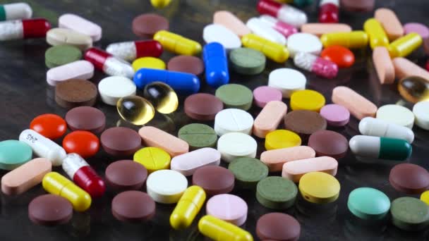 Seringues médicales et comprimés multicolores tournent sur la table 