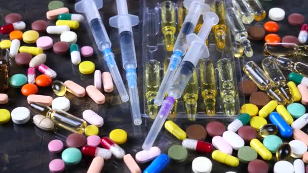 Seringues Médicales Comprimés Multicolores Tournent Sur Table — Video