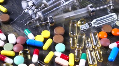 Tıbbi şırınga ve çok renkli tablet masanın üzerinde döndürmek