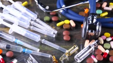 Tıbbi şırınga ve çok renkli tablet masanın üzerinde döndürmek