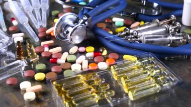 Tıbbi şırınga ve çok renkli tablet masanın üzerinde döndürmek