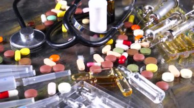 Tıbbi şırınga ve çok renkli tablet masanın üzerinde döndürmek