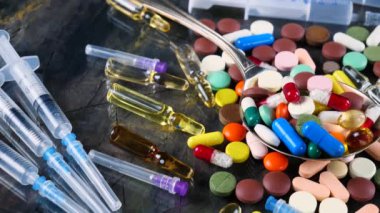 Tıbbi şırınga ve çok renkli tablet masanın üzerinde döndürmek