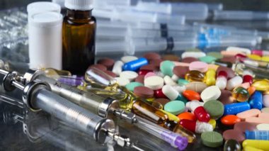 Tıbbi şırınga ve çok renkli tablet masanın üzerinde döndürmek