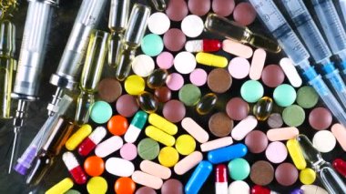 Tıbbi şırınga ve çok renkli tablet masanın üzerinde döndürmek