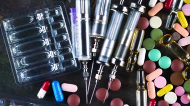 Tıbbi şırınga ve çok renkli tablet masanın üzerinde döndürmek