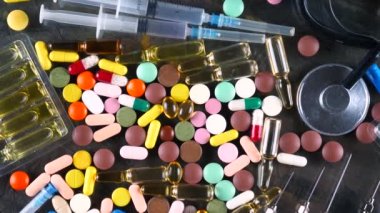 Tıbbi şırınga ve çok renkli tablet masanın üzerinde döndürmek