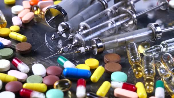 Orvosi Fecskendők Sokszínű Tabletták Forgatni Asztalon — Stock videók