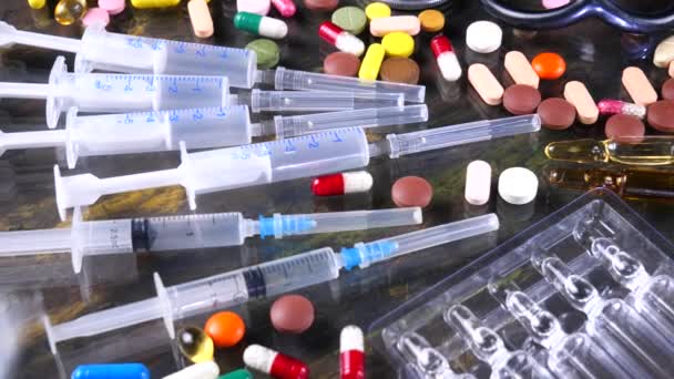 Jeringas Médicas Tabletas Multicolores Giran Sobre Mesa — Vídeos de Stock