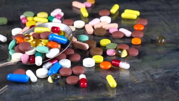 Spritzen Und Bunte Tabletten Rotieren Auf Dem Tisch — Stockvideo