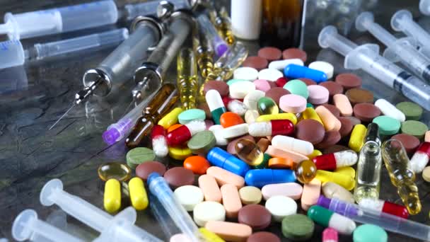 Jeringas Médicas Tabletas Multicolores Giran Sobre Mesa — Vídeo de stock