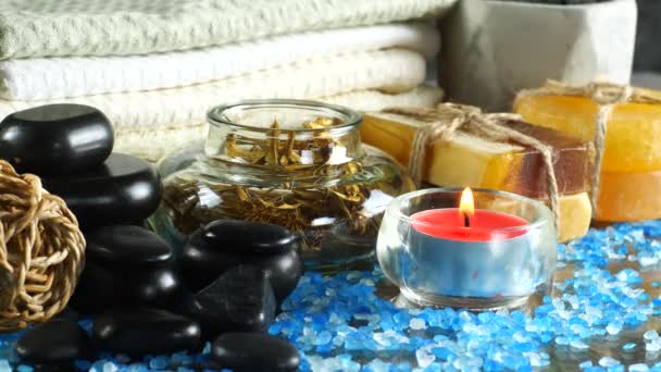 Artículos Para Masaje Spa Composición Sobre Mesa — Vídeos de Stock