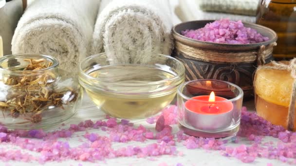 Artículos Para Masaje Spa Composición Sobre Mesa — Vídeos de Stock