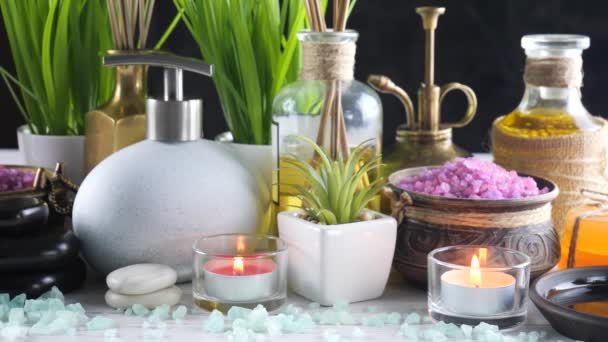 Artículos Para Masaje Spa Composición Sobre Mesa — Vídeos de Stock