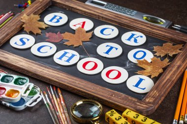 Okula dönüş. Okul malzemeleri için sınıflar ve dersler.