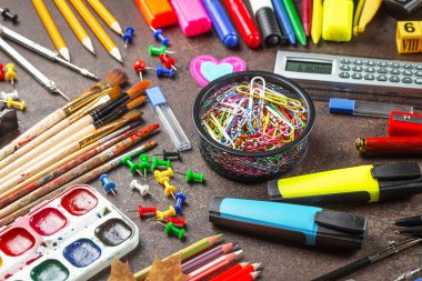 Okula dönüş. Okul malzemeleri için sınıflar ve dersler.