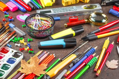 Okula dönüş. Okul malzemeleri için sınıflar ve dersler.