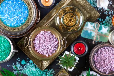 Okula dönüş. Derslerde için çalışma, masanın üzerinde döndürmek.