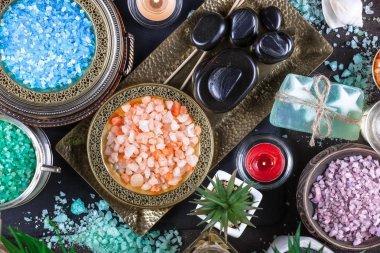 Okula dönüş. Derslerde için çalışma, masanın üzerinde döndürmek.