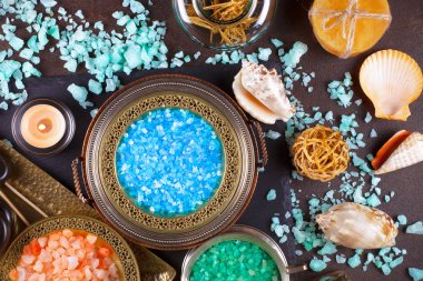 Okula dönüş. Derslerde için çalışma, masanın üzerinde döndürmek.