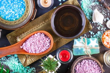 Okula dönüş. Derslerde için çalışma, masanın üzerinde döndürmek.