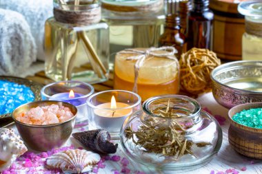 Okula dönüş. Derslerde için çalışma, masanın üzerinde döndürmek.