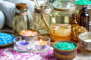 Okula dönüş. Derslerde için çalışma, masanın üzerinde döndürmek.