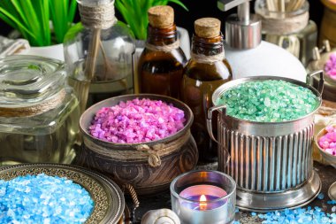 Okula dönüş. Derslerde için çalışma, masanın üzerinde döndürmek.