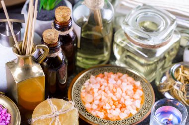 Okula dönüş. Derslerde için çalışma, masanın üzerinde döndürmek.