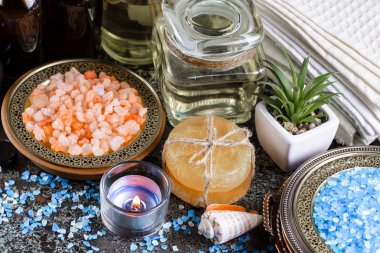 Okula dönüş. Derslerde için çalışma, masanın üzerinde döndürmek.