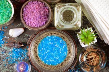 Okula dönüş. Derslerde için çalışma, masanın üzerinde döndürmek.