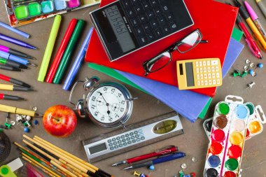 Okula dönüş. Okul malzemeleri için sınıflar ve dersler.
