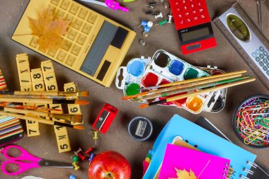 Okula dönüş. Okul malzemeleri için sınıflar ve dersler.