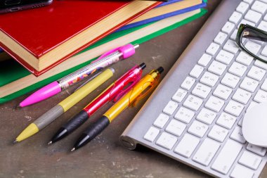 Okula dönüş. Okul malzemeleri için sınıflar ve dersler.