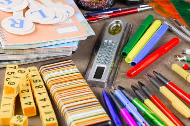 Okula dönüş. Okul malzemeleri için sınıflar ve dersler.