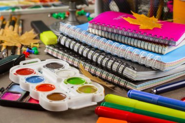 Okula dönüş. Okul malzemeleri için sınıflar ve dersler.