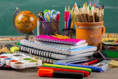Okula dönüş. Okul malzemeleri için sınıflar ve dersler.