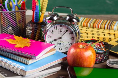 Okula dönüş. Okul malzemeleri için sınıflar ve dersler.
