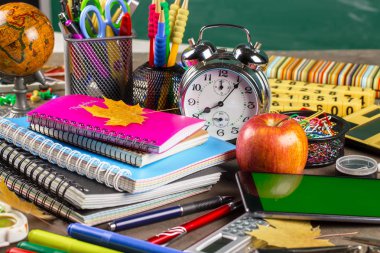 Okula dönüş. Okul malzemeleri için sınıflar ve dersler.