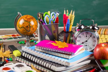 Okula dönüş. Okul malzemeleri için sınıflar ve dersler.