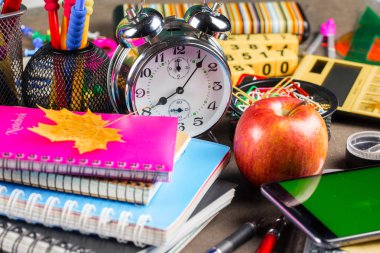 Okula dönüş. Okul malzemeleri için sınıflar ve dersler.