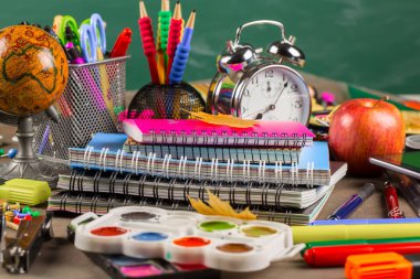 Okula dönüş. Okul malzemeleri için sınıflar ve dersler.