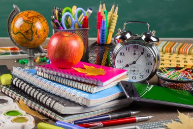 Okula dönüş. Okul malzemeleri için sınıflar ve dersler.