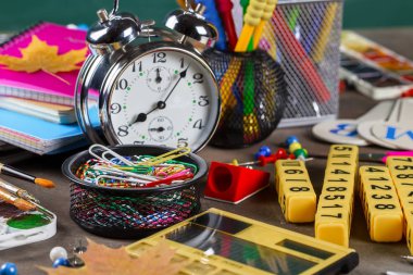 Okula dönüş. Okul malzemeleri için sınıflar ve dersler.