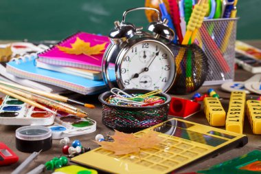 Okula dönüş. Okul malzemeleri için sınıflar ve dersler.